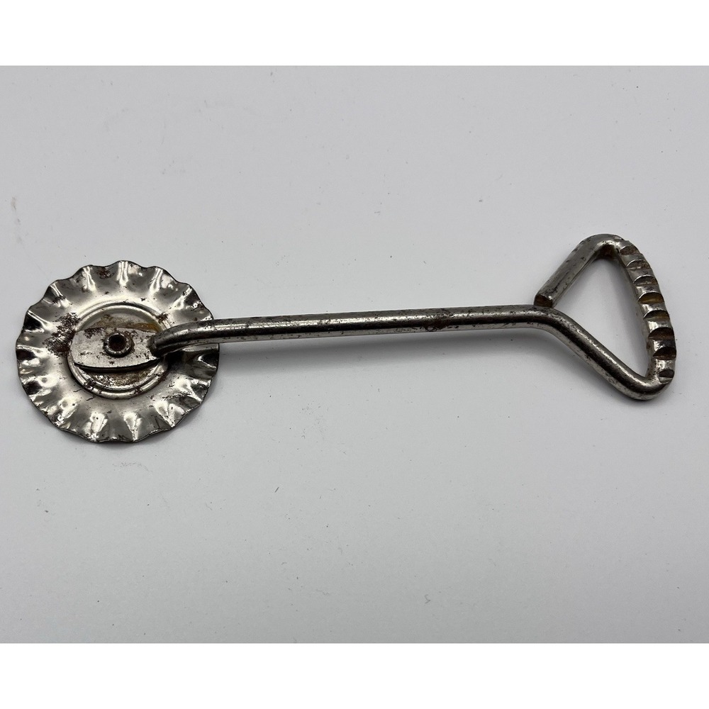 Vintage Metal Pastry Cutter Wheel - Retro Ravioli Crimper & Dough Roller